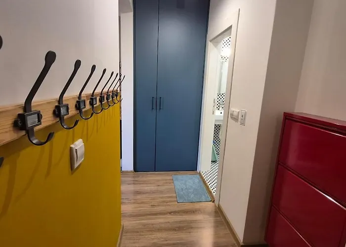 Cozy Corner In - Free Parking Apartment